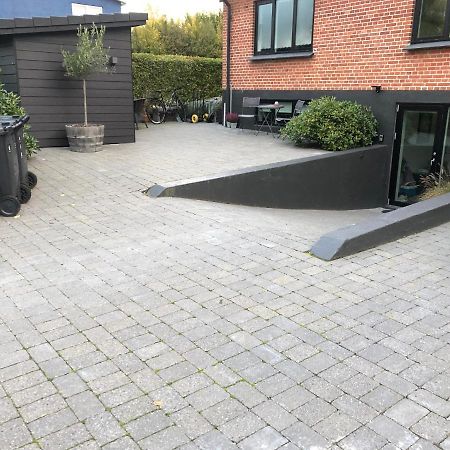 Nyistandsat Hojloftet Kaelderlejlighed Pa 70 M2 I Viborg Centrum, Med Plads Til 4 Personer المظهر الخارجي الصورة