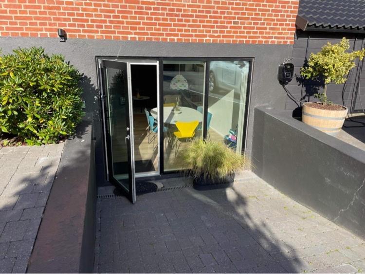 Nyistandsat Hojloftet Kaelderlejlighed Pa 70 M2 I Viborg Centrum, Med Plads Til 4 Personer المظهر الخارجي الصورة